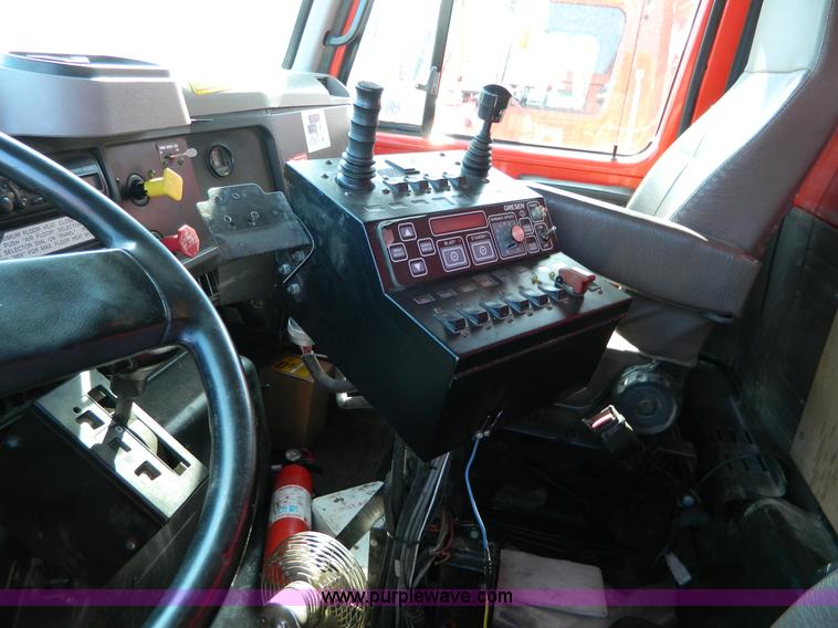 image for item D8791 1999 International 4900 tandem axle dump truck