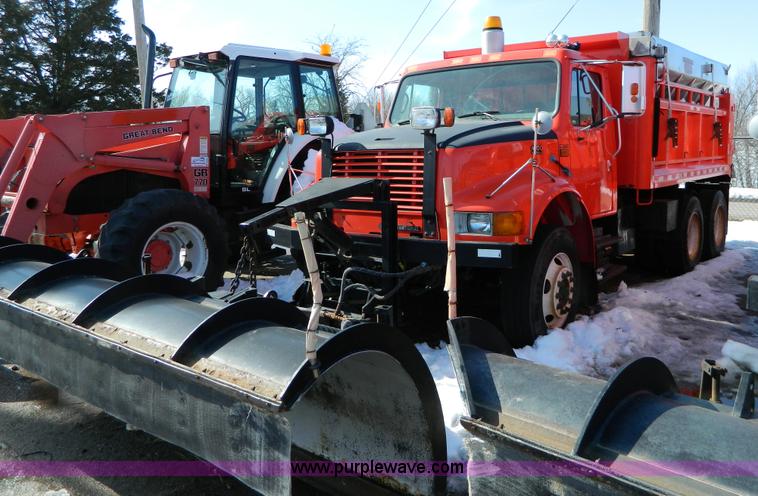 image for item D8792 1999 International 4900 tandem axle dump truck