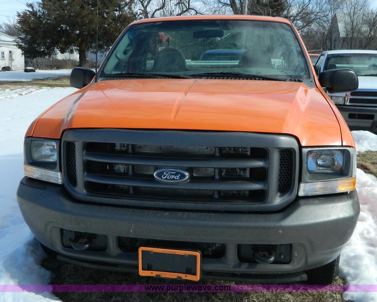 image for item D8830 2003 Ford F250 pickup truck