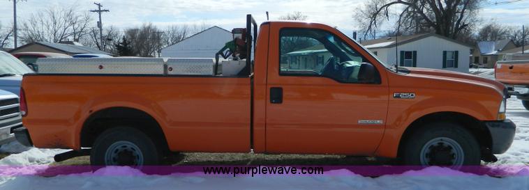 image for item D8830 2003 Ford F250 pickup truck