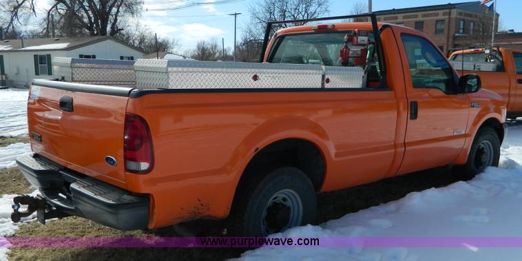 image for item D8830 2003 Ford F250 pickup truck