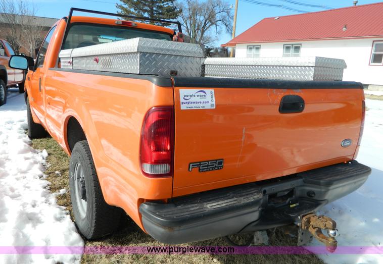 image for item D8830 2003 Ford F250 pickup truck