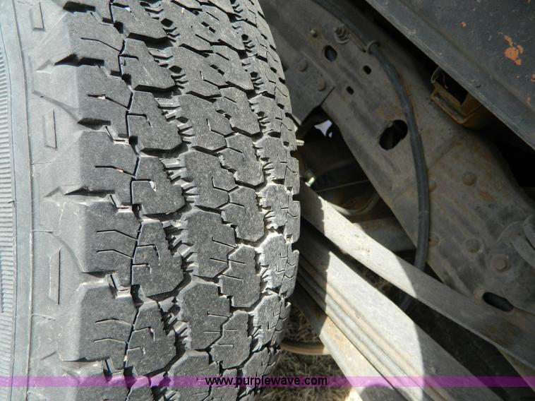 image for item D8830 2003 Ford F250 pickup truck