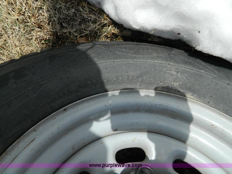 image for item D8830 2003 Ford F250 pickup truck