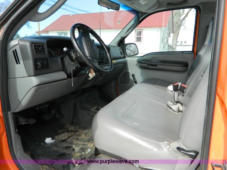 image for item D8830 2003 Ford F250 pickup truck