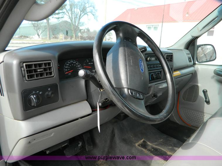 image for item D8830 2003 Ford F250 pickup truck