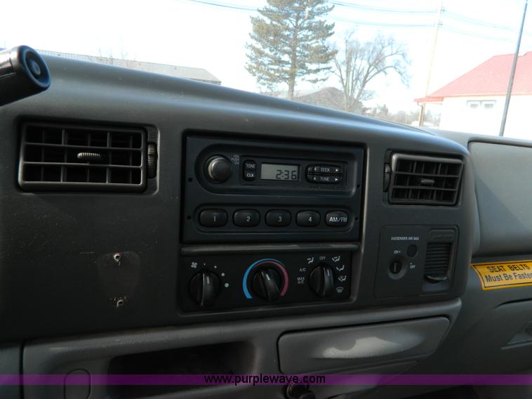 image for item D8830 2003 Ford F250 pickup truck