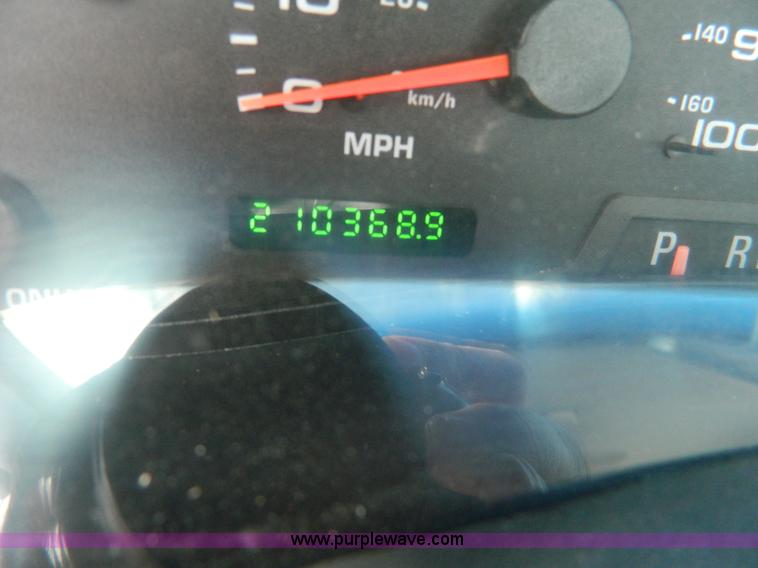 image for item D8830 2003 Ford F250 pickup truck