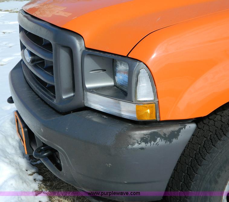 image for item D8830 2003 Ford F250 pickup truck