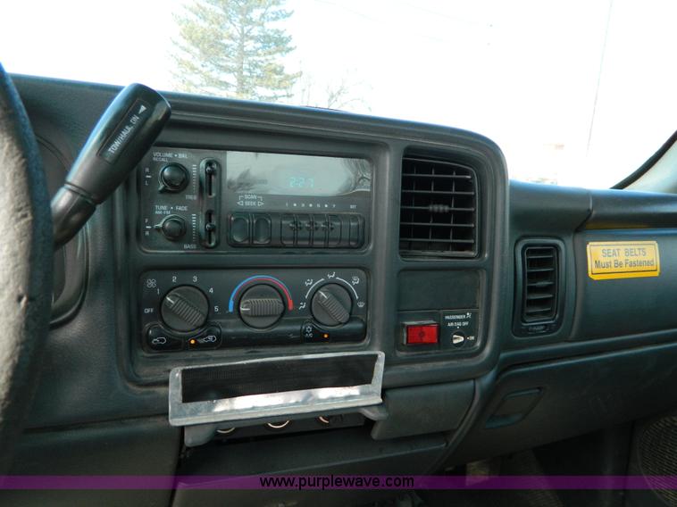 image for item D8831 2002 Chevrolet Silverado 2500HD pickup truck