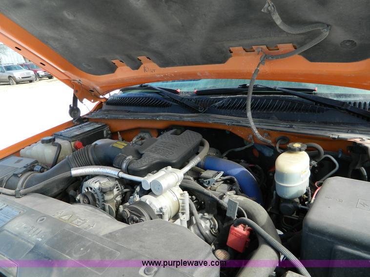 image for item D8832 2002 Chevrolet C2500 pickup truck