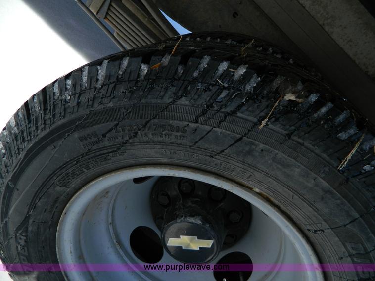 image for item D8833 2000 Chevrolet C3500 LS pickup truck