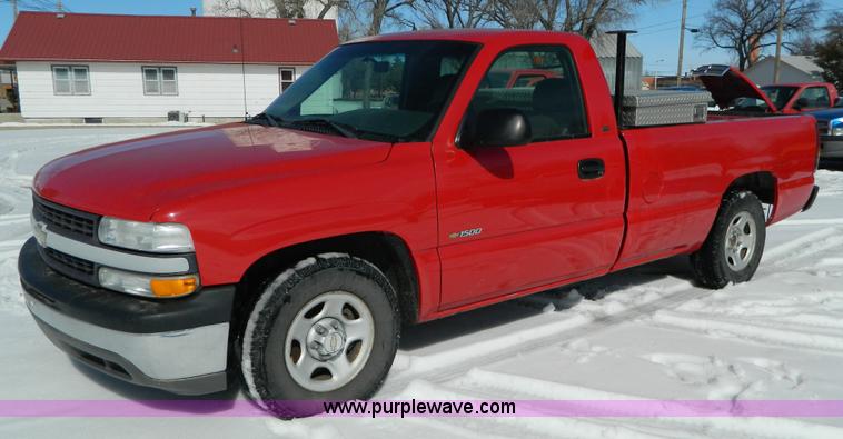 image for item D8837 2002 Chevrolet Silverado 1500 pickup truck