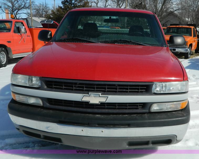 image for item D8837 2002 Chevrolet Silverado 1500 pickup truck