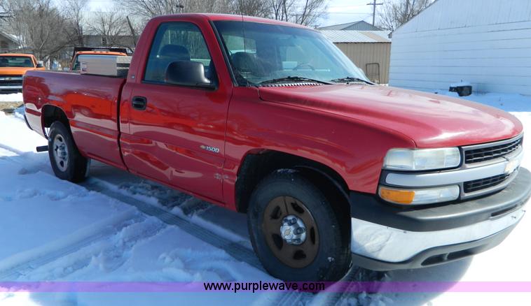 image for item D8837 2002 Chevrolet Silverado 1500 pickup truck