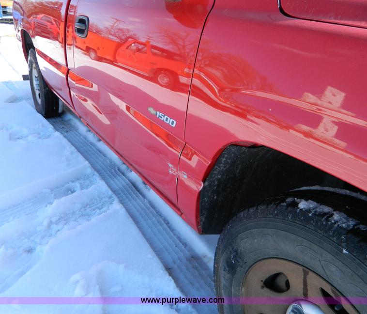 image for item D8837 2002 Chevrolet Silverado 1500 pickup truck