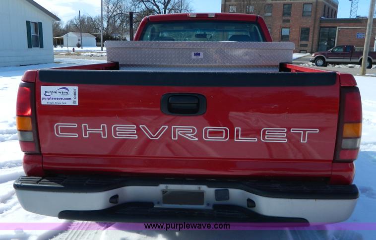 image for item D8837 2002 Chevrolet Silverado 1500 pickup truck