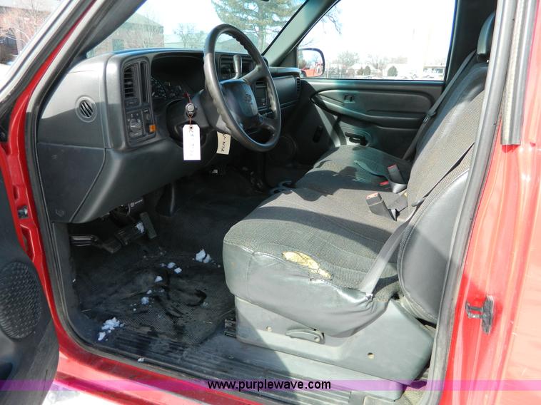image for item D8837 2002 Chevrolet Silverado 1500 pickup truck