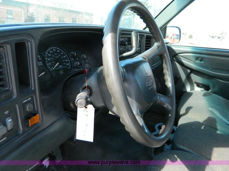 image for item D8837 2002 Chevrolet Silverado 1500 pickup truck