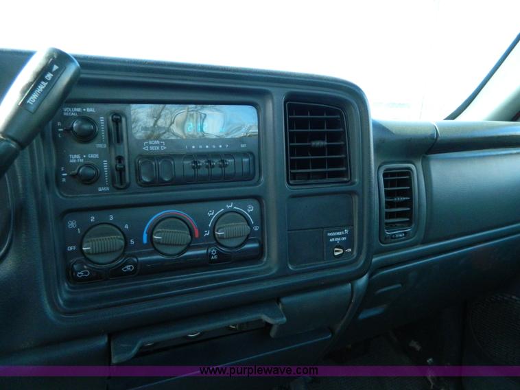 image for item D8837 2002 Chevrolet Silverado 1500 pickup truck