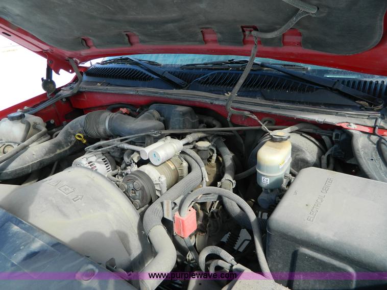 image for item D8837 2002 Chevrolet Silverado 1500 pickup truck