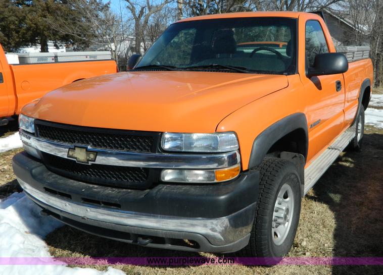 image for item D8839 2002 Chevrolet Silverado 2500HD pickup truck