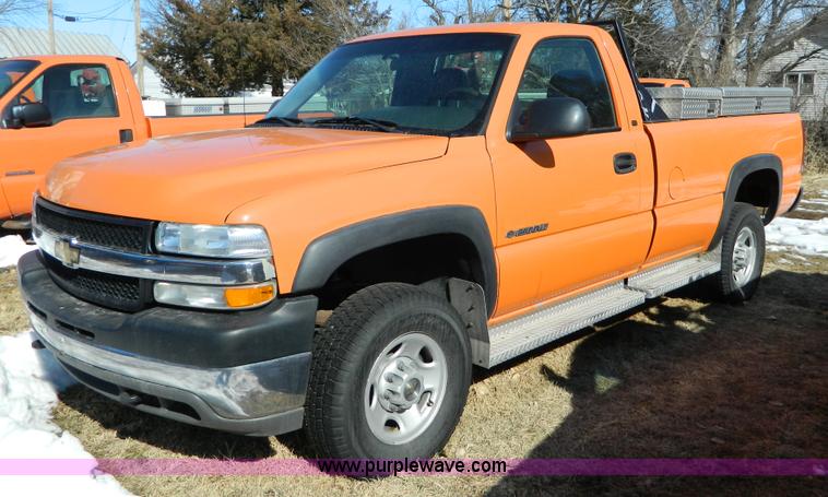 image for item D8839 2002 Chevrolet Silverado 2500HD pickup truck