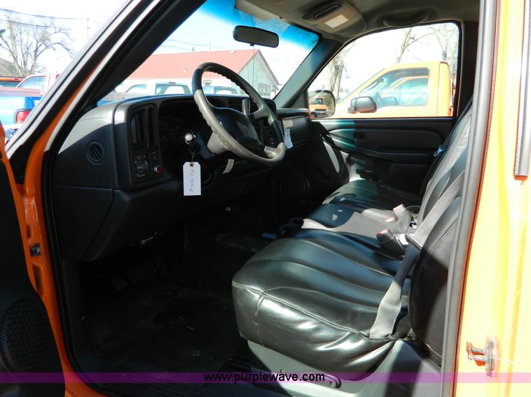 image for item D8839 2002 Chevrolet Silverado 2500HD pickup truck