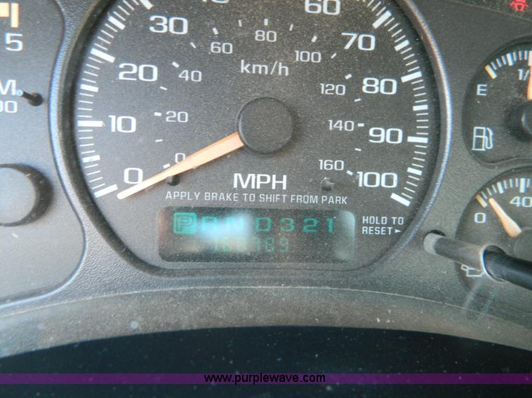 image for item D8839 2002 Chevrolet Silverado 2500HD pickup truck