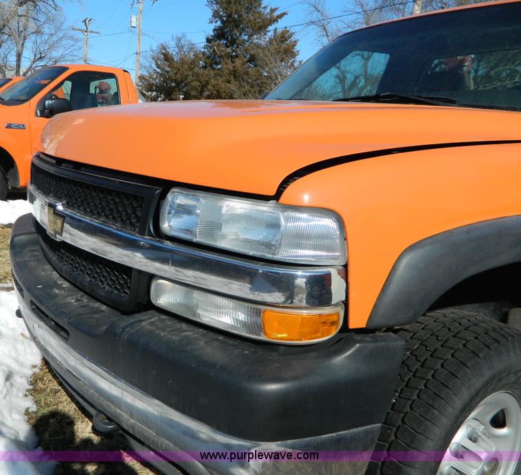 image for item D8839 2002 Chevrolet Silverado 2500HD pickup truck