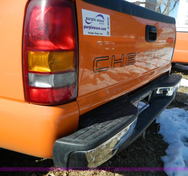 image for item D8839 2002 Chevrolet Silverado 2500HD pickup truck
