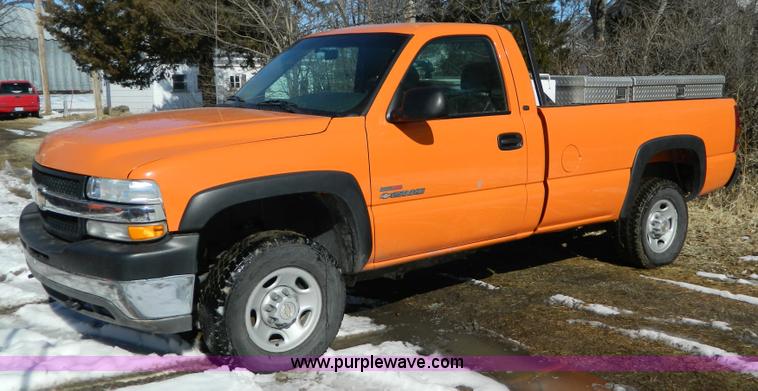 image for item D8840 2002 Chevrolet Silverado 2500 pickup truck
