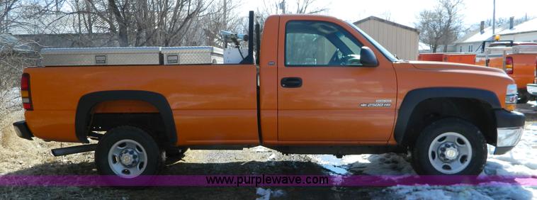 image for item D8840 2002 Chevrolet Silverado 2500 pickup truck