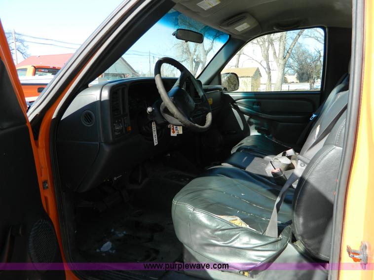 image for item D8840 2002 Chevrolet Silverado 2500 pickup truck