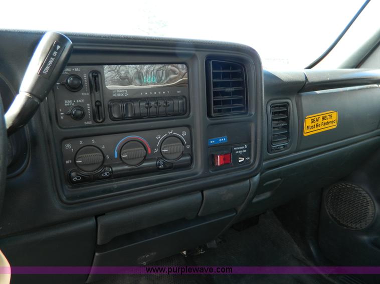 image for item D8840 2002 Chevrolet Silverado 2500 pickup truck