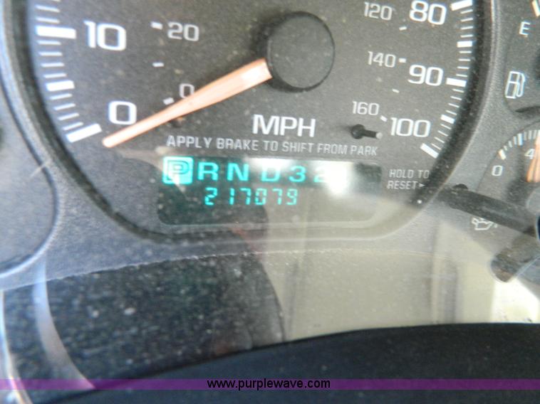 image for item D8840 2002 Chevrolet Silverado 2500 pickup truck