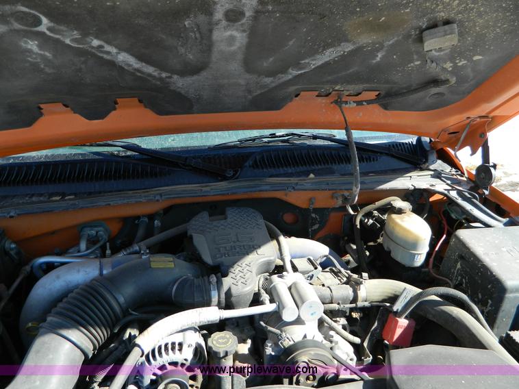 image for item D8840 2002 Chevrolet Silverado 2500 pickup truck