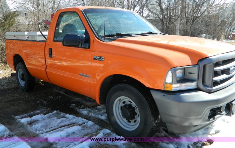 image for item D8841 2003 Ford F250 pickup truck