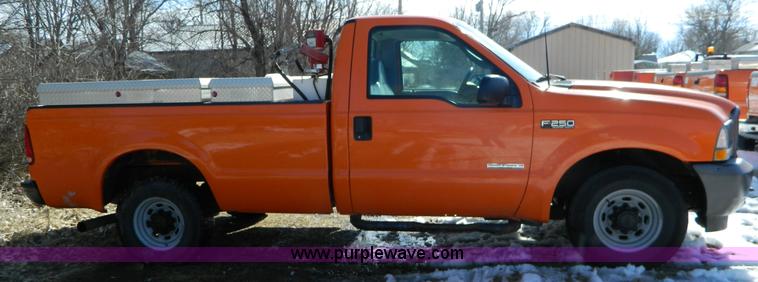 image for item D8841 2003 Ford F250 pickup truck