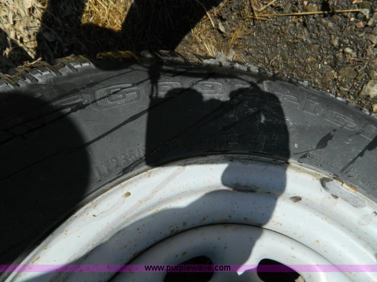 image for item D8841 2003 Ford F250 pickup truck