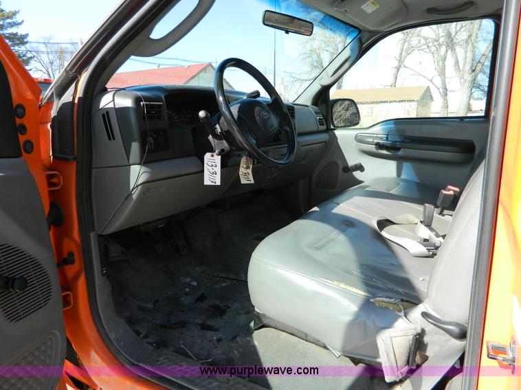 image for item D8841 2003 Ford F250 pickup truck