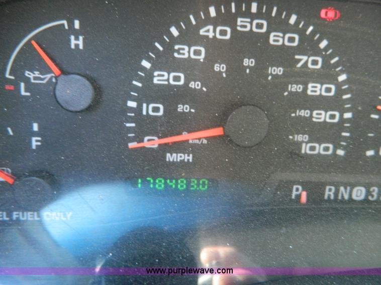 image for item D8841 2003 Ford F250 pickup truck