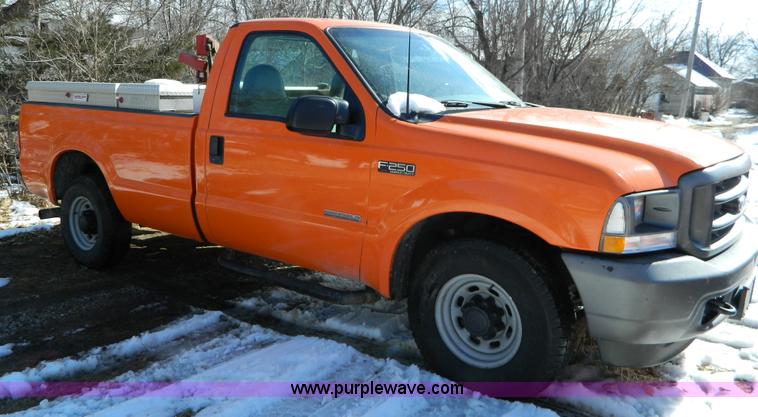 image for item D8842 2003 Ford F250 pickup truck