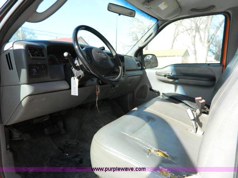 image for item D8842 2003 Ford F250 pickup truck