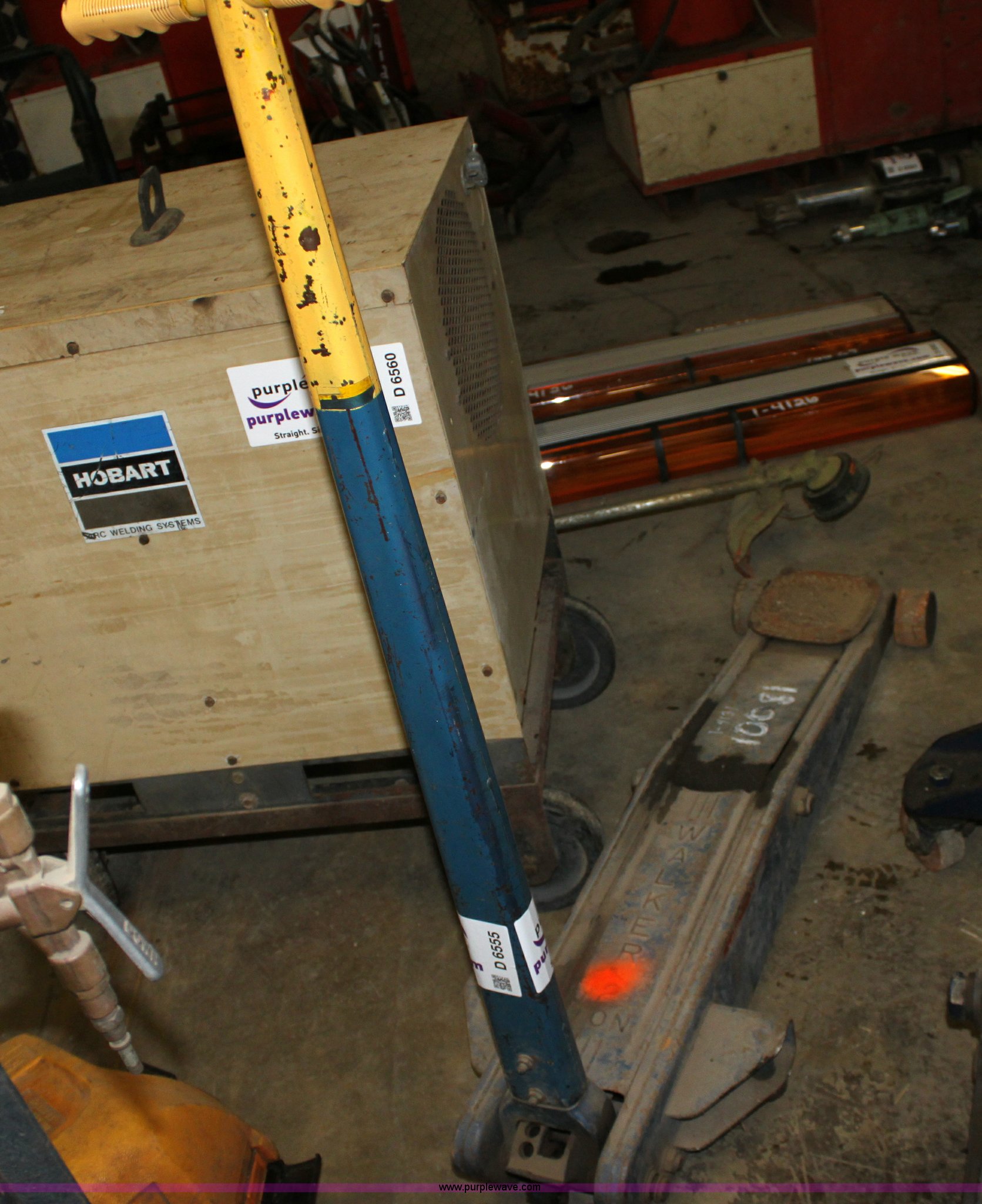 Walker 2 ton floor jack in Topeka, KS Item D6555 sold Purple Wave