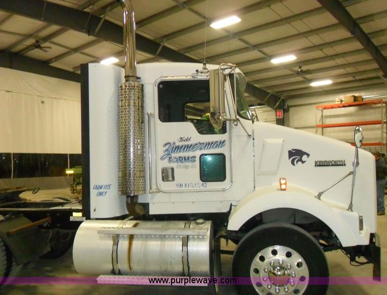 image for item A1932 1999 Kenworth T800 semi