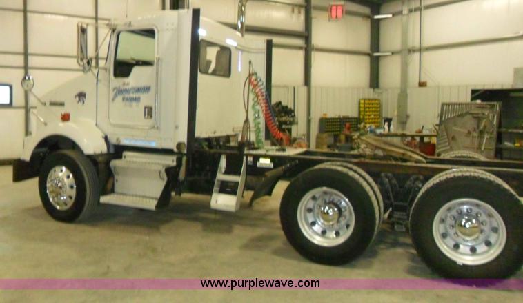 image for item A1932 1999 Kenworth T800 semi