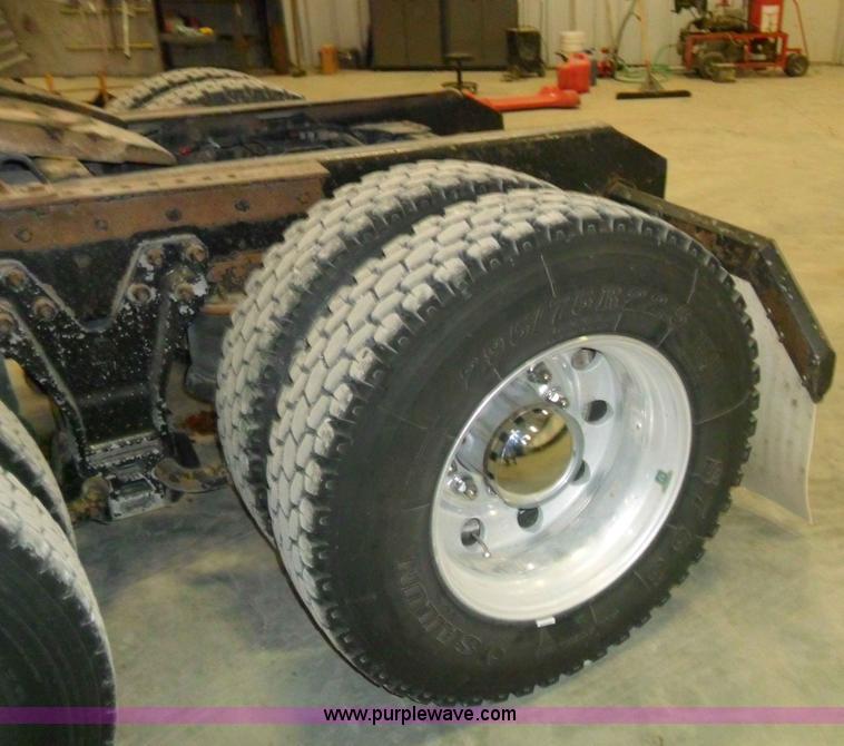 image for item A1932 1999 Kenworth T800 semi