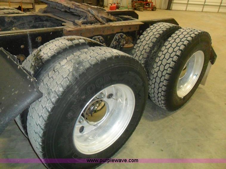 image for item A1932 1999 Kenworth T800 semi