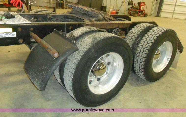 image for item A1932 1999 Kenworth T800 semi